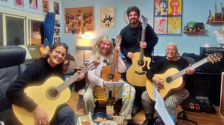 חיוך בסוף סדנת גיטרה