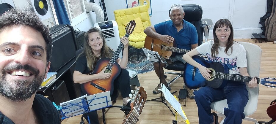 לומדים לנגן בגיטרה בקבוצה קטנה, שיעורי גיטרה קבוצות חוג גיטרה