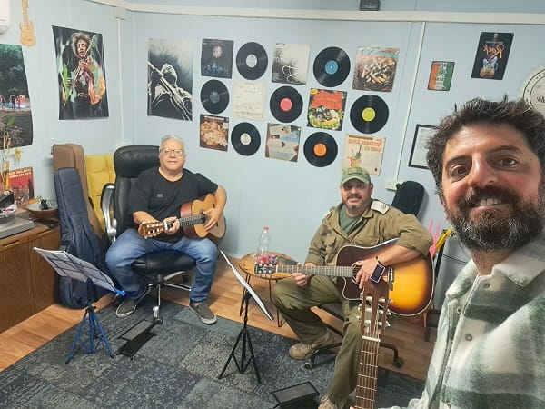 חוג סדנת גיטרה ללמוד גיטרה לבני 50 פלוס